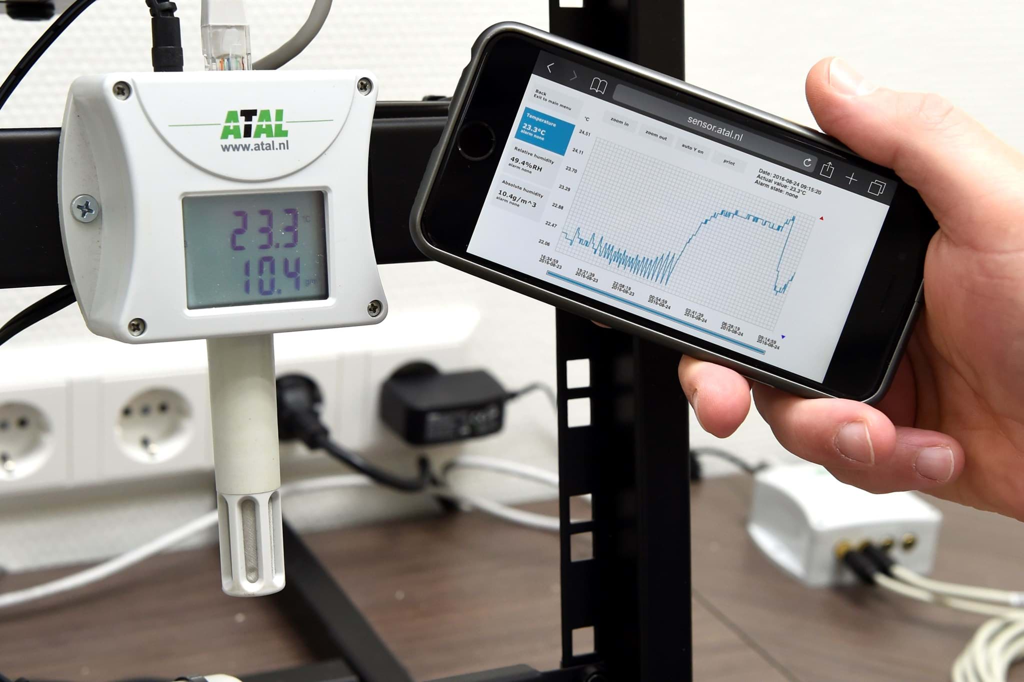 ATAL ATV-data loggers in een klimaatkast tijdens een temperatuur kalibratie ATAL ATV-data loggers in een klimaatkast tijdens een temperatuur kalibratie